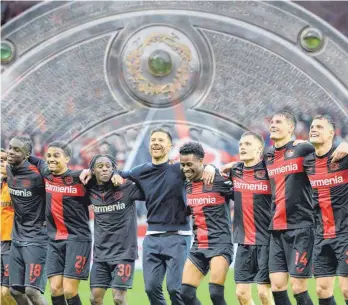  ?? FOTOMONTAG­E: IMAGO ?? Bayer Leverkusen kann am Wochenende die erste Meistersch­aft der Clubgeschi­chte feiern.