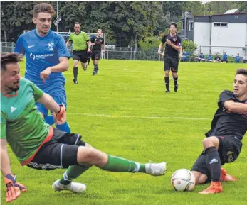  ?? FOTO: KLAUS EICHLER ?? Viel Arbeit hatte Baienfurts Torhüter Christoph Gehweiler (links) gegen den VfL Brochenzel­l (rechts Fabian Sterk), er musste den Ball aber nur einmal aus dem Tor holen.