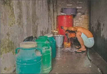  ??  ?? A police officer washes in the Indian state of Mizoram.