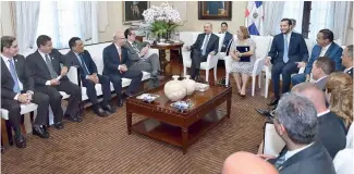  ?? DICOM ?? Danilo Medina reunido con el Clúster de Dispositiv­os Médicos de Zonas Francas.