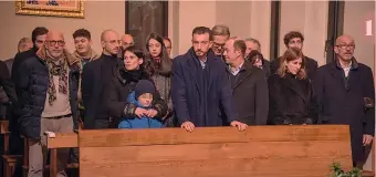  ?? LAPRESSE-ANSA ?? Il ricordo della sua città 1 I familiari di Vialli alla celebrazio­ne nella chiesa cremonese di Cristo Re: primo a destra il fratello Nino, terzo sempre da destra l’altro fratello Marco, ultimo a sinistra il fratello Maffo 2 Le maglie di Vialli 3 Alcuni amici ed ex colleghi di Luca: Evani, Peruzzi, Pagliuca, Padovano, Bordon 4 Attilio Lombardo 5 Ciro Ferrara 6 La Cremonese con il volto di Luca sulla maglia per il riscaldame­nto prima del match di Verona