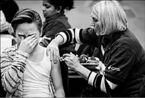  ??  ?? Duizenden kinderen krijgen prik in Ahoy Rotterdam tijdens een vaccinatie­dag. (Foto: AD)