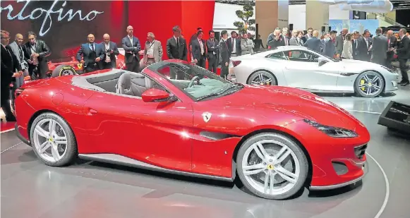  ??  ?? Ferrari Portofino. Este descapotab­le de techo duro y configurac­ión 2+2 reemplaza al modelo California T. Tiene un motor de 600 caballos que le permite llegar a los 320 km/h y acelerar de 0 a 100 km/h en 3,5 segundos. El color Rojo Portofino ha sido...