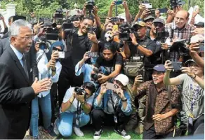  ?? —AZHAR MAHFOF/THE Star ?? Sultan abdullah speaking to members of the media outside Istana negara in november last year, amid the political limbo caused by a hung parliament after the 15th General election.