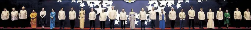  ??  ?? FAMILY PHOTO: President Duterte and his partner Honeylet pose with barong-clad Asean leaders and regional partners for a photo before the gala dinner last night at the SMX Convention Center.