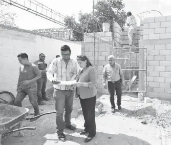  ??  ?? La alcaldesa María Luisa González Achem supervisa la obra de ampliación de la Unidad de Bomberos de Lerdo.
