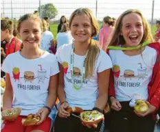  ?? Foto: Realschule ?? Dank einer Stärkung zeigten sie auch nach dem Lauf gute Laune: (von links) Carolina Trs, Julia Bialek und Hanna Thrul. Kurz vor Weihnachte­n wurde das im Herbst erlaufene Spendengel­d jetzt übergeben.