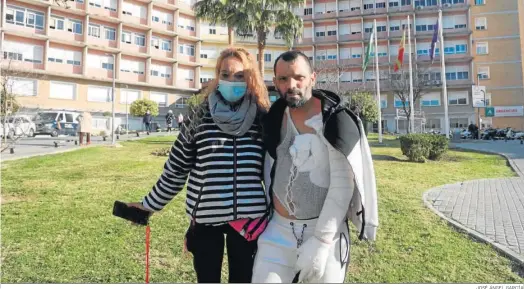  ?? JOSÉ ÁNGEL GARCÍA ?? Francisco Javier Crespo, con su pareja, ayer a la salida del hospital Virgen del Rocío.