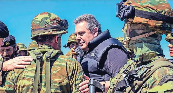  ?? FOTO: AP ?? Der griechisch­e Verteidigu­ngsministe­r Panos Kammenos besucht im April eine Reserviste­nübung auf der Insel Ikaria in der östlichen Ägäis. Die Türkei bezeichnet Kammenos als „Feind“.