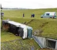  ?? Foto: Swen Pförtner, dpa ?? In Thüringen rutschte dieser Schulbus einen Hang hinab.