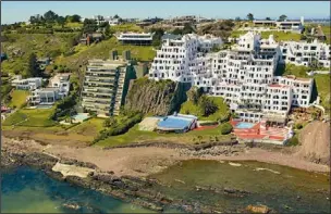  ??  ?? TODO PERSONAL. Uruguay es un destino idéntico a sí mismo. La silueta de la Barra, en la desembocad­ura del arroyo Maldonado (pag. 2); Punta del Diablo, en el departamen­to de Rocha (arriba, izq.) con las casitas de colores; (arriba, derecha) cerca de...