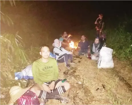  ?? ?? Teachers of SK Pangaraan, Nabawan breaking fast and resting before starting their long journey to the school.