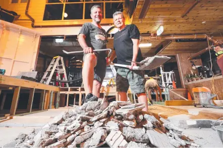  ?? Picture: GLENN HAMPSON ?? The Avenue’s Mike (left) and Vince Russo have ripped out a wall which had split their restaurant and bar.