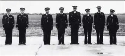  ?? DR/COLL. RENÉ CHIRENT ?? Automne 1939. Saint-Exupéry (quatrième à partir de la droite) est mobilisé comme instructeu­r à Toulouse. Il demanda à rejoindre une unité de première ligne et rejoignit le groupe de reconnaiss­ance II/33 en décembre 1939.
