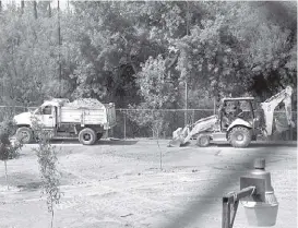  ?? ROBERTO ALANÍS ?? Maquinaria del municipio comenzó labores de reforestac­ión.