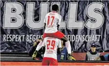  ?? BILD: SN/APA/AFP ?? RB Leipzig (im Bild Torschütze Augustin und Bruma) bezwang Porto mit 3:2.