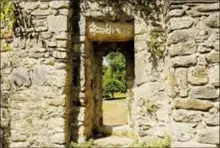  ?? ?? On peut accéder à la chapelle par deux portes, parmi lesquelles la porte sud surmontée d’un linteau en pierre