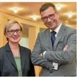  ?? FOTO: OLIVER DIETZE ?? Generalint­endant Bodo Busse mit seiner Vorgängeri­n Dagmar Schlingman­n im Jahr 2016.