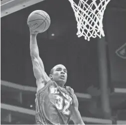  ?? MICHAEL CHOW/ THE REPUBLIC ?? St. Mary’s Jerryd Bayless dunks in the 2007 Class 5A Division II championsh­ip game.