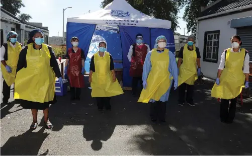  ?? | BRENDAN MAGAAR African News Agency (ANA) ?? NURSES at The Farm Sports and Recreation­al Centre in Mitchells Plain where they conduct Covid-19 tests.