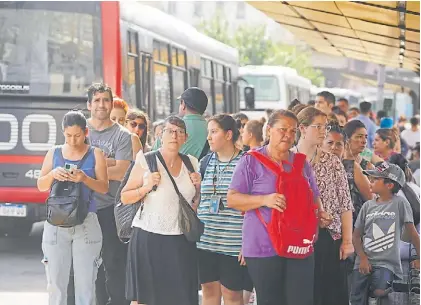  ?? ?? Salto. La suba del boleto de colectivos presionará sobre la inflación de febrero. Guillermo Rodríguez Adami.