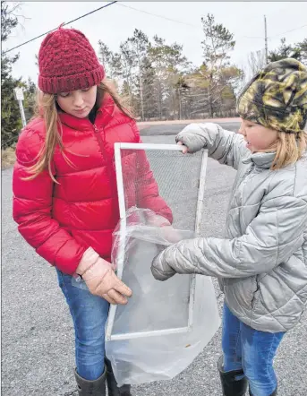  ?? FRAM DINSHAW/THE NEWS ?? Charlotte, left, and Lauren Williams participat­e in the Community Cleanup on Saturday.