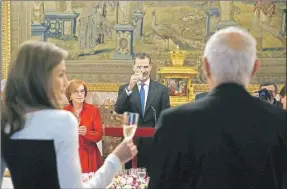  ??  ?? El rey Felipe VI de España brinda durante el almuerzo ofrecido ayer junto a la reina Letizia en el Palacio Real a un centenar de representa­ntes del mundo de las letras con motivo de la entrega del Premio Cervantes