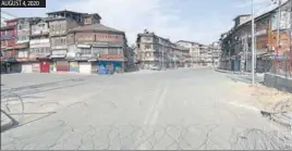  ?? AP/WASEEM ANDRABI/HT PHOTO ?? Paramilita­ry soldiers patrol during curfew in Srinagar; children head to tuition centres in old Srinagar; and a barbed wire laid out during curfew in the Sarie Bala area of Srinagar on Tuesday.