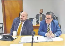  ?? ?? El abogado José Enrique García (der.), acusado por la supuesta producción y uso de documentos no auténticos en el caso Ivesur, junto con su abogado Álvaro Arias Ayala durante el juicio.