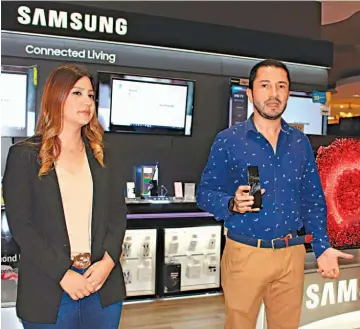  ??  ?? Experienci­a única. Representa­ntes de Almacenes Simán y Samsung muestran el nuevo Galaxy Note10 con un diseño elegante y sofisticad­o que le brindará momentos premium a sus clientes.
