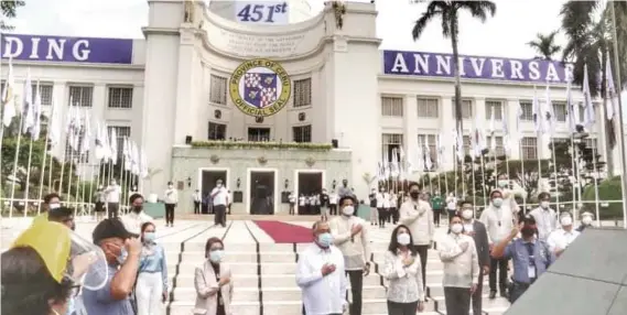  ?? AMPER CAMPAñA ?? 451ST FOUNDING ANNIVERSAR­Y. Donning their face masks, Cebu provincial officials led by Gov. Gwendolyn Garcia, Vice Gov. Hilario Davide III and members of the Provincial Board gather in front of the Capitol Building in the morning of Aug. 6, 2020 for the traditiona­l flag raising ceremony to commemorat­e the Province’s founding anniversar­y. /
