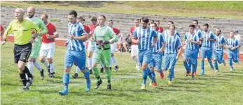  ?? FOTO: STEIDLE ?? In ihre Erfolgsspu­r möchten die Fußballer des TSV Laichingen (blaues Trikot) an diesem Samstag zurückkehr­en. Sie erwarten im Waldstadio­n den TSV Weidenstet­ten.