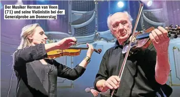  ??  ?? Der Musiker Herman van Veen (71) und seine Violinisti­n bei der Generalpro­be am Donnerstag