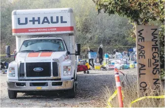  ?? DARREN STONE, TIMES COLONIST ?? Campers pack up on Friday after being told to leave Cattle Point in Oak Bay.