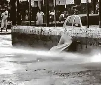  ?? Reprodução ?? Morador de rua tenta se proteger com cobertor enquanto é atingido por jato d’água, no centro
