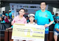  ??  ?? Yong (right) presents the mock cheque to a representa­tive of St John Ambulance Malaysia, Haemodialy­sis Centre Bintulu.