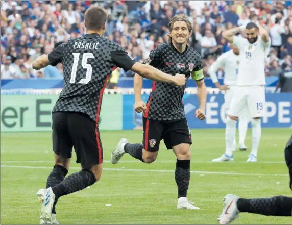  ?? ?? Modric cele el gol de la v en el Stade d France junt compañero