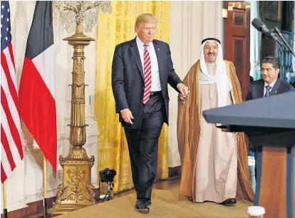  ??  ?? US-Präsident Donald Trump mit dem Emir von Kuwait, Sheikh Sabah, im Weißen Haus. Die USA und Kuwait verbinden seit dem Golfkrieg 1991 zur Befreiung Kuwaits vom Irak enge Beziehunge­n.