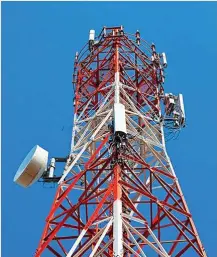  ?? ?? Las torres de telefonía móvil están incorporan­do la fibra a su oferta.