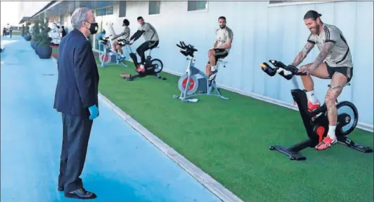  ??  ?? Florentino, durante un momento de la charla amistosa que mantuvo con Sergio Ramos, ante la mirada de Carvajal y Courtois.