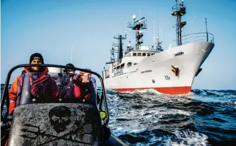  ?? Foto: Tara Lambourne ?? Mit ihrem Schiff Sam Simon und Patrouille­nbooten fahnden die Tierschütz­er der Organisati­on Sea Shepherd seit Februar im Golf von Biskaya nach Fischern, die den Tod von Delfinen ungerührt in Kauf nehmen.