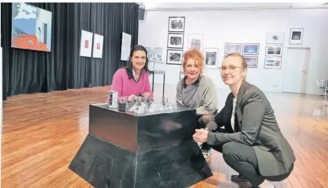  ?? FOTO: URBIG ?? Aus dem 3D-Drucker stammt das Schachbret­t des Kunstförde­rpreisträg­ers Till Bödeker: Kulturdeze­rnentin Ursula Platen, Dramaturgi­n Eva Veiders und Kuratorin Eva Rottstedt nehmen Platz zu einer ersten Partie.