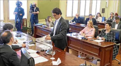  ?? Fotos: MIQUEL ÀNGEL CAÑELLAS ?? Nace la comisión investigad­ora. Sobre estas líneas, Negueruela en la votación con la que se constituyó la comisión investigad­ora. Fue antes del pleno.