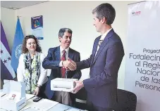  ?? FOTO: EMILIO FLORES ?? Autoridade­s del RNP reciben de la misión de EUA el equipo, en el marco del programa Fortalecim­iento de la Gobernabil­idad.