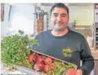  ?? FOTO: NOP ?? Frische Petersilie und Rucola kommen in den „Kempen-Döner“von Deniz Yilmaz.