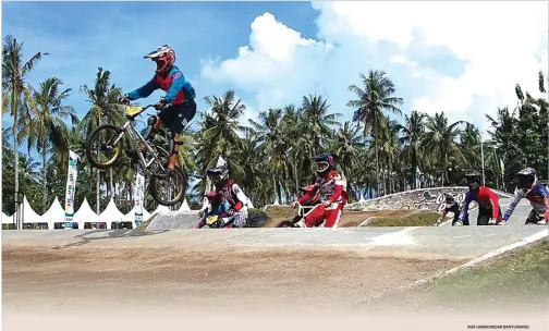  ?? NUR HARIRI/RADAR BANYUWANGI ?? LATIHAN RESMI: Sejumlah peserta dari berbagai kategori lomba melakukan uji coba di arena sirkuit BMX Muncar, Banyuwangi, kemarin (21/4).