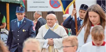  ?? Foto: Berthold Veh ?? Der frühere Höchstädte­r Stadtpfarr­er Marko Cvitkusic zelebriert­e am Sonntag die heilige Messe beim Kapellenfe­st in Deisenho fen. Der 66 Jährige ist jetzt Generalvik­ar der Diözese Sisak in Kroatien.