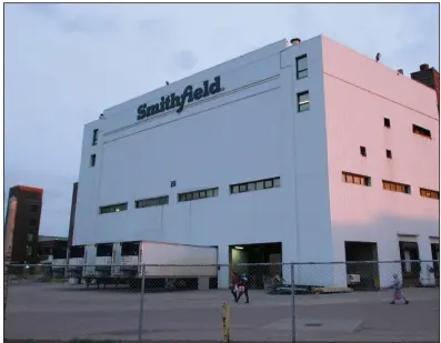  ?? (AP/Stephen Groves) ?? Employees at the Smithfield pork processing plant in Sioux Falls, S.D., report to work Monday as the plant moves to reopen after a coronaviru­s outbreak.