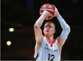  ?? Foto: Hendrik Schmidt/dpa ?? Robin Benzing ist Kapitän der deutschen Basketball Nationalma­nnschaft und hat eine Ulmer Vergangenh­eit. Nun spielt er in Würzburg und trifft heute auf sein altes Team.