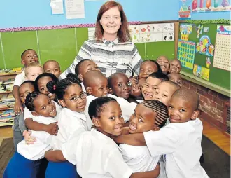  ?? Picture: EUGENE COETZEE ?? GROUP HUG: Excited Grade 1 pupils at Victoria Park Grey Primary, in Walmer, give their new teacher, Kirsty Kotze, a big hug